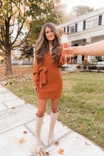 Afbeelding in Gallery-weergave laden, CAITLIN COVINGTON X PINK LILY  The Chelsea Wrap Burnt Orange Sweater Dress
