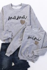 Afbeelding in Gallery-weergave laden, Mama Script Brown Animal Print Grey Graphic Sweatshirt
